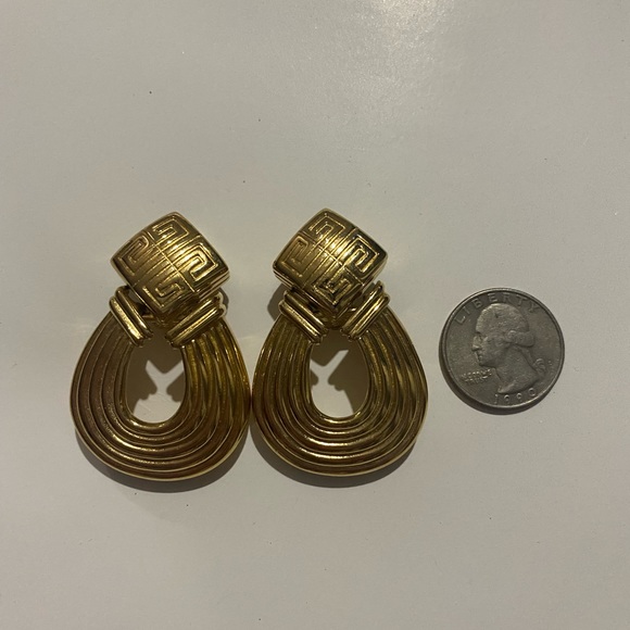 Authentic vintage Givenchy logo clip on earrings - Picture 8 of 8